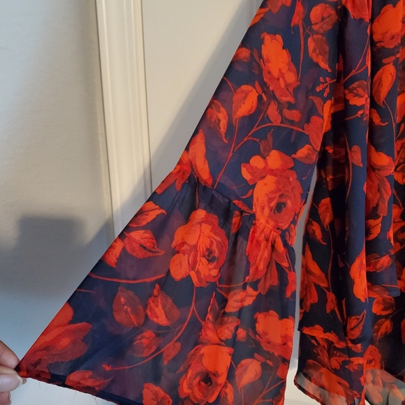 a.n.d ea wy  Red and Blue scooped neck blouse Polyester 3/4 bell sleeves. Medium - Picture 2 of 4